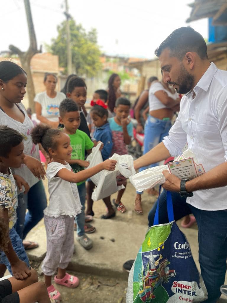 Edwin Marín con la comunidad
